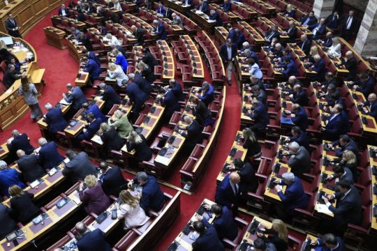 Υπερψηφίστηκε η άρση ασυλίας των 13 βουλευτών της ΝΔ: Πόσοι ψήφισαν κατά - Ποιοι «γαλάζιοι» απείχαν από την ψηφοφορία